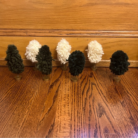 Set of 7 Green and Off white Target Bulleseye Fuzzy Sherpa trees 5.5” tall - Picture 7 of 9